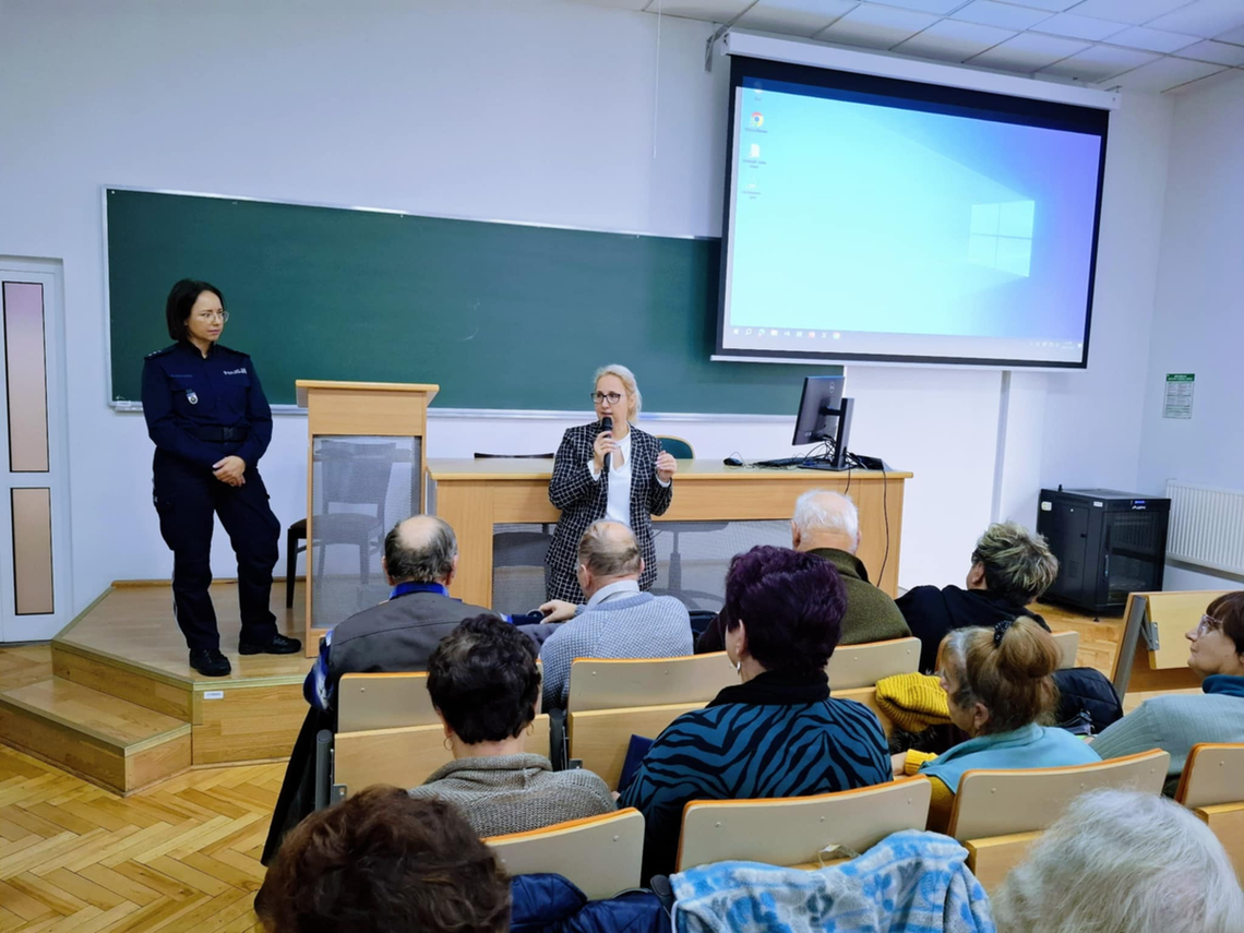 🧓 Seniorzy wiedzą, jak być bezpiecznymi – spotkanie w ramach „Uniwersytetu Bezpiecznego Seniora” 👮♀️ 🧓 Seniorzy wiedzą, jak być bezpiecznymi – spotkanie w ramach „Uniwersytetu Bezpiecznego Seniora” 👮♀️