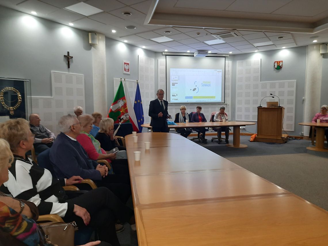 Seniorzy z Czarnej Białostockiej przyjechali do Suwałk. Poznawali lokalne inicjatywy Seniorzy z Czarnej Białostockiej przyjechali do Suwałk. Poznawali lokalne inicjatywy
