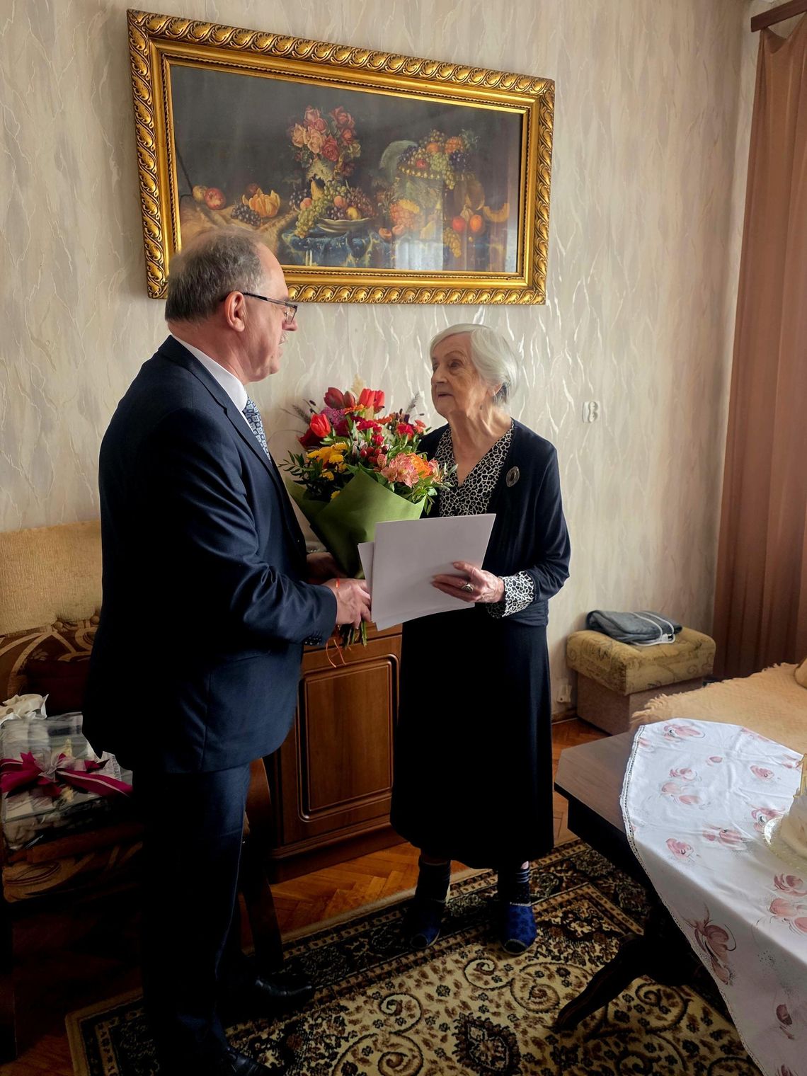 🎉 Setne urodziny Pani Heleny. Prezydent Suwałk z wizytą u jubilatki 🎉 Setne urodziny Pani Heleny. Prezydent Suwałk z wizytą u jubilatki