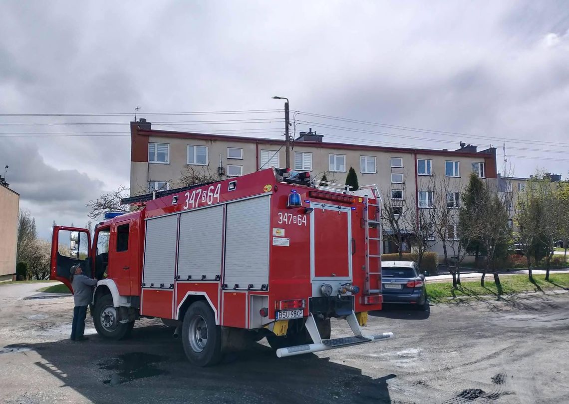 💨 Silny wiatr uszkodził dach budynku w Czerwonce. Interweniowały służby ratunkowe 🚒