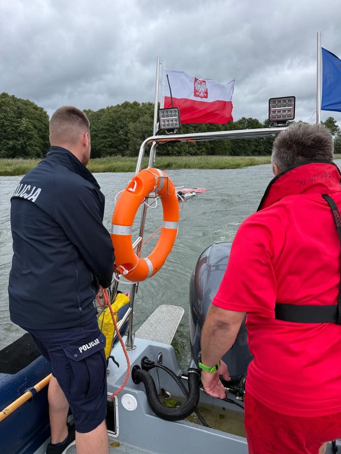 Silny wiatr zaskoczył windsurfera na Wigrach. Na pomoc ruszyli policjanci i WOPR Silny wiatr zaskoczył windsurfera na Wigrach. Na pomoc ruszyli policjanci i WOPR