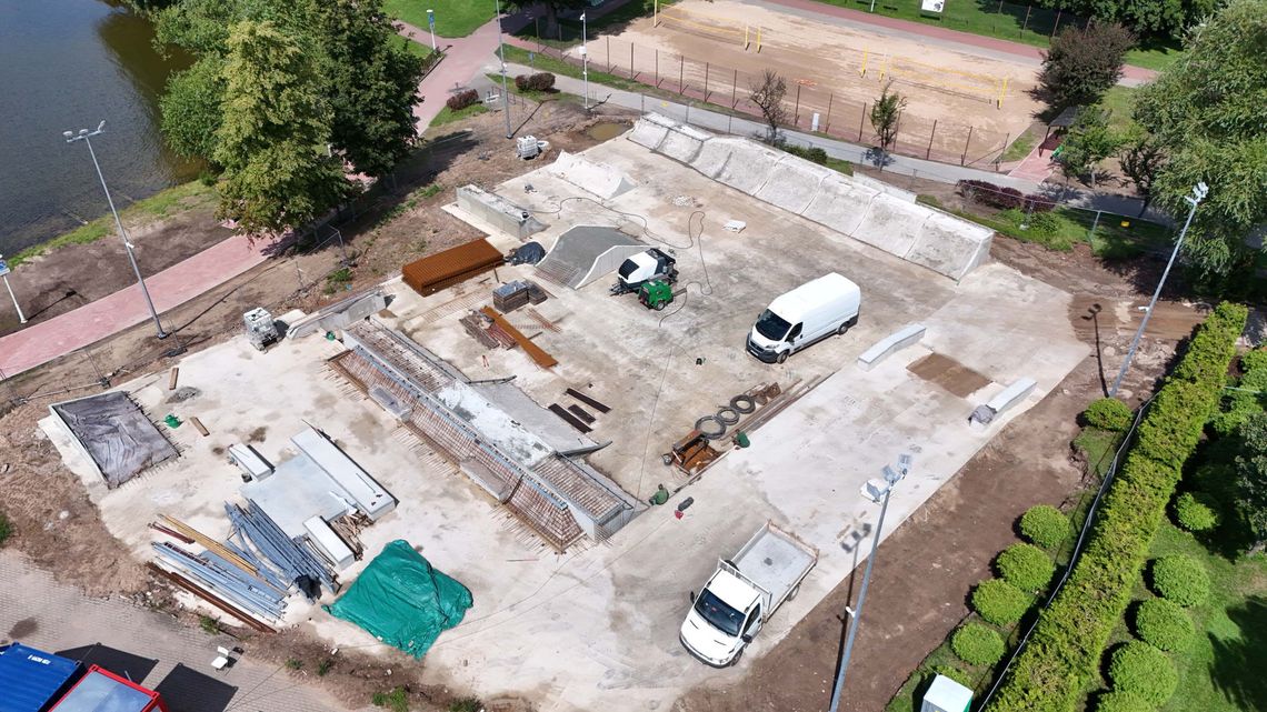 Skatepark nad Zalewem Arkadia niemal gotowy. Trwa montaż ostatnich elementów Skatepark nad Zalewem Arkadia niemal gotowy. Trwa montaż ostatnich elementów