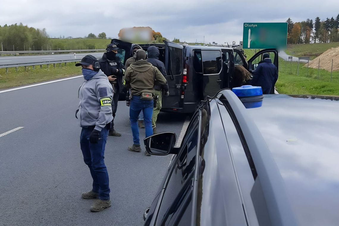 🚨 Skoordynowana akcja służb na Warmii i Mazurach! CBŚP i Żandarmeria rozbiły jeden z największych gangów narkotykowych w regionie 🚨 Skoordynowana akcja służb na Warmii i Mazurach! CBŚP i Żandarmeria rozbiły jeden z największych gangów narkotykowych w regionie