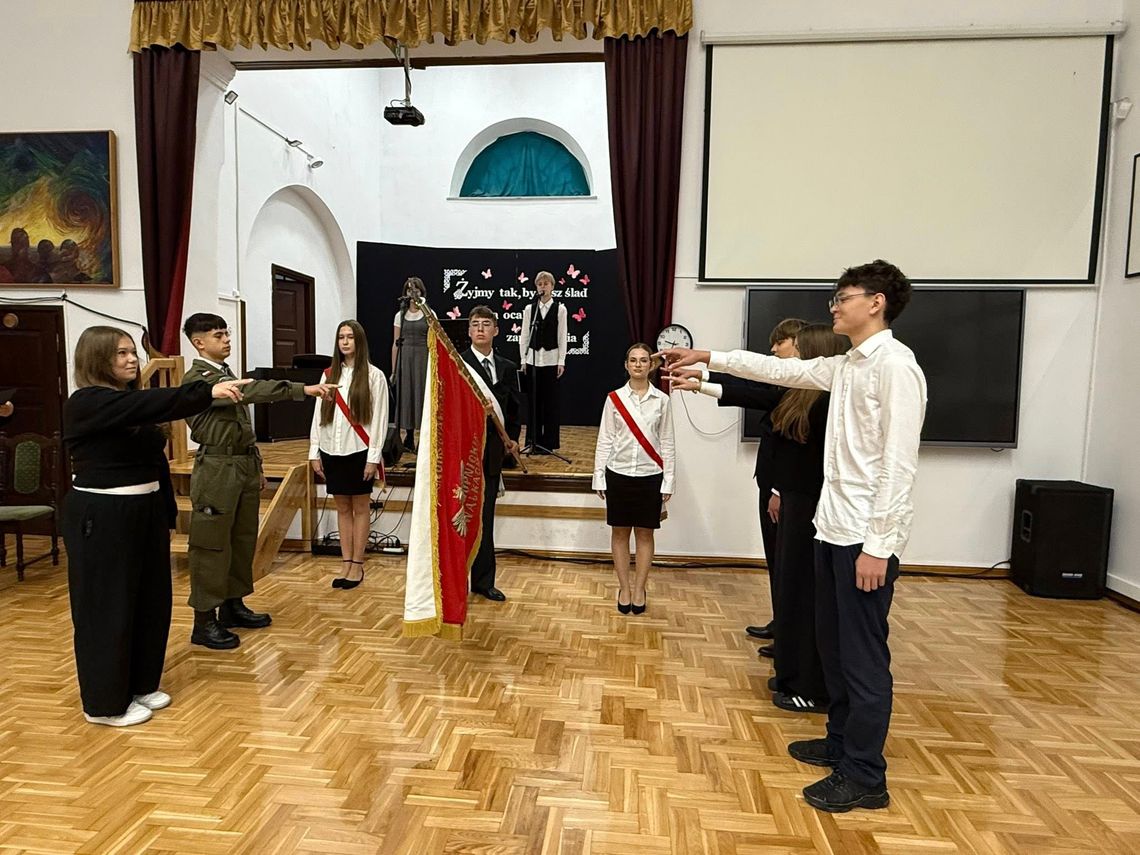 🎓 Ślubowanie Klas Pierwszych w I LO w Suwałkach! 💙 🎓 Ślubowanie Klas Pierwszych w I LO w Suwałkach! 💙