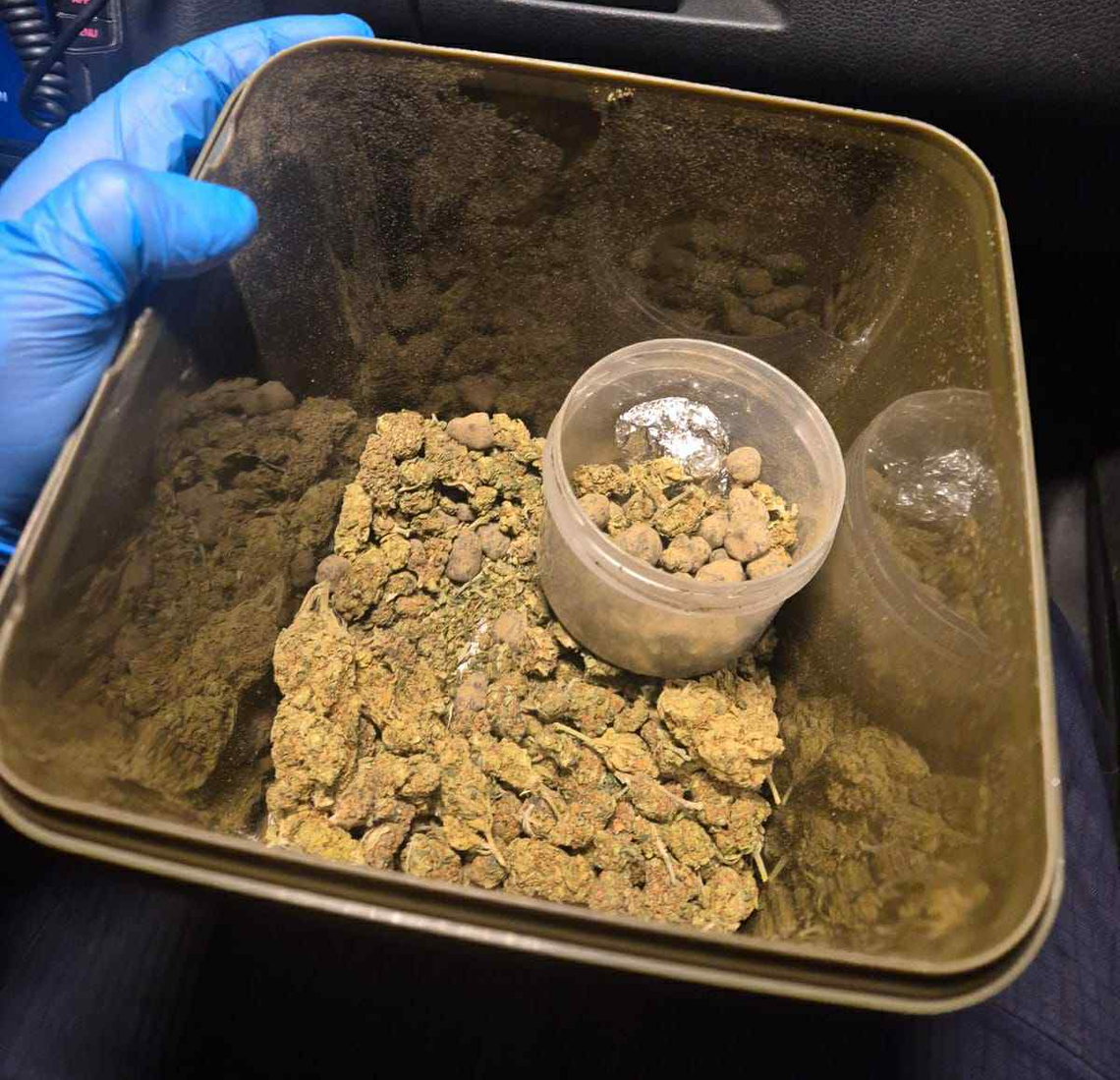 🚔 Spacerował z narkotykami w wiaderku – zatrzymany przez suwalską policję