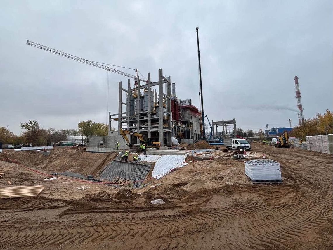 Spalarnia odpadów w Suwałkach rośnie. Na budowie pojawiły się potężne zbiorniki