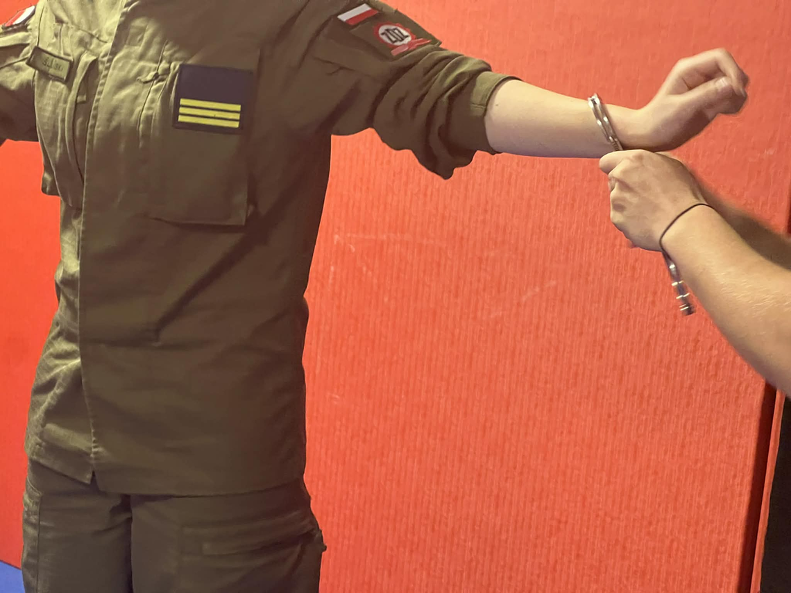 🔵 Spotkanie klasy mundurowej z policyjnym instruktorem – nauka przez doświadczenie 🔵 Spotkanie klasy mundurowej z policyjnym instruktorem – nauka przez doświadczenie