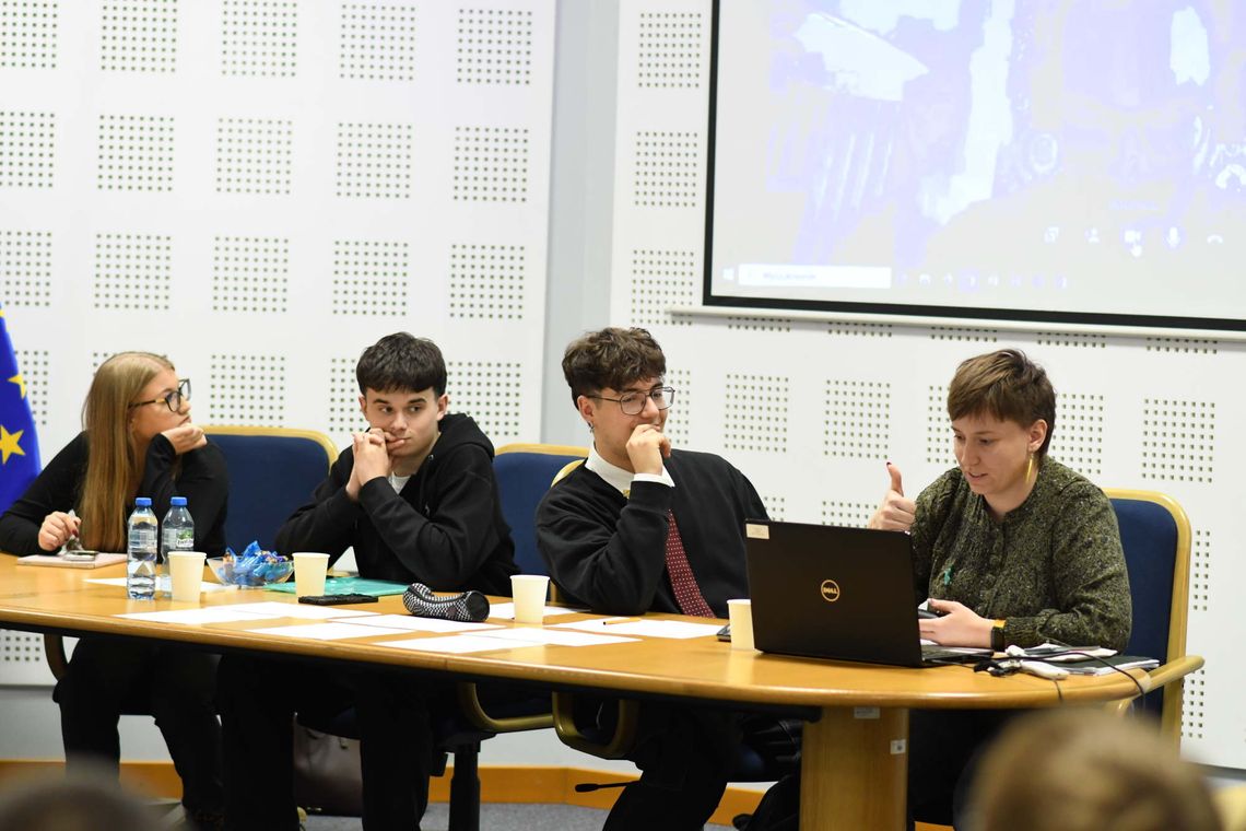 🤝 Spotkanie Młodzieżowej Rady Miasta Suwałki z komisjami tematycznymi – wspólnie dla młodych suwalczan 💬 🤝 Spotkanie Młodzieżowej Rady Miasta Suwałki z komisjami tematycznymi – wspólnie dla młodych suwalczan 💬