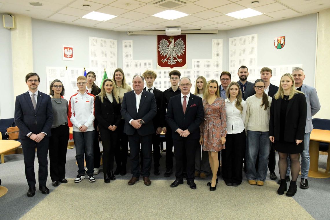 Spotkanie z suwalskimi sportowcami. Medale, gratulacje i podziękowania w ratuszu 🏅🏛️