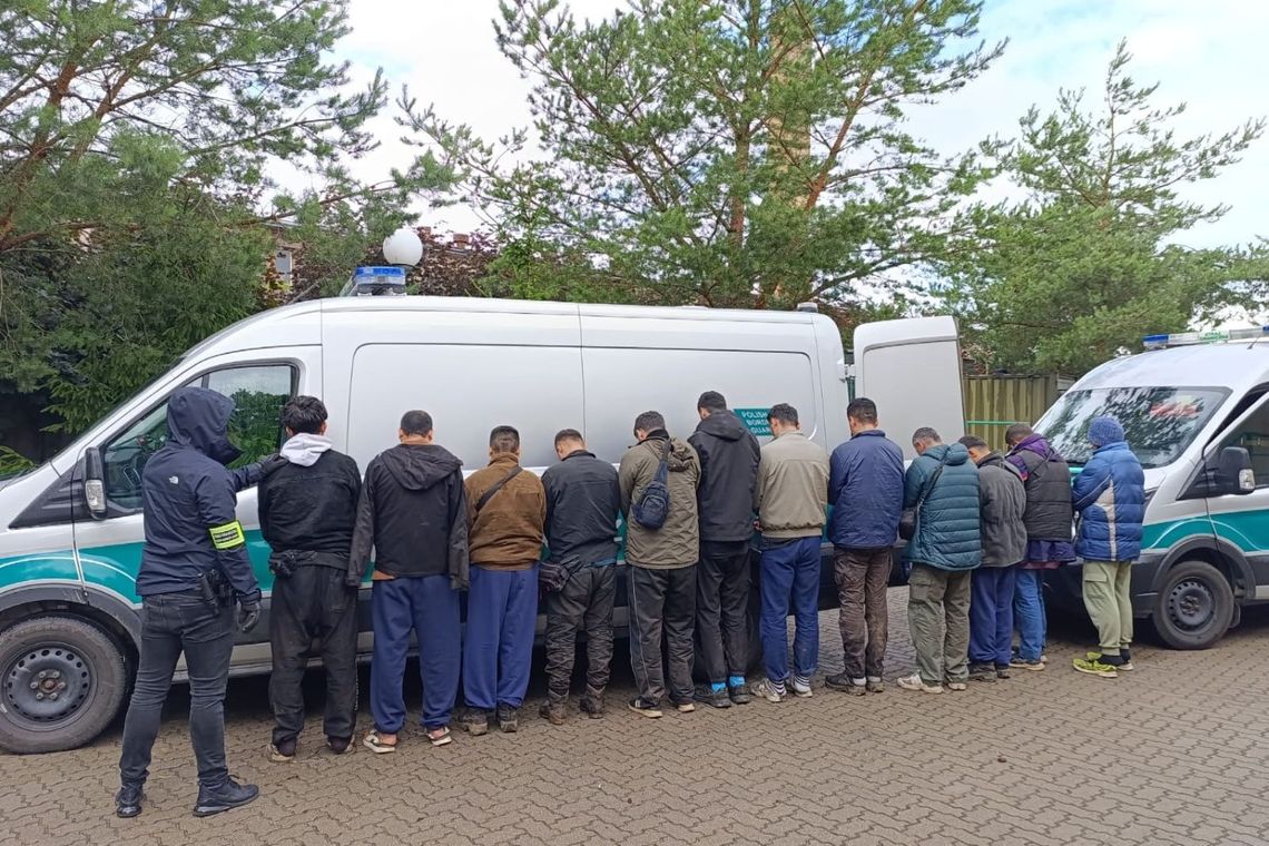 Straż Graniczna zatrzymała 16 migrantów przy granicy z Litwą. Wszyscy zostali przekazani stronie litewskiej Straż Graniczna zatrzymała 16 migrantów przy granicy z Litwą. Wszyscy zostali przekazani stronie litewskiej