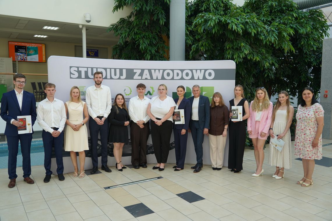 🎓 Studenci bezpieczeństwa wewnętrznego obronili prace dyplomowe. Kolejni absolwenci opuszczają PUZ w Suwałkach