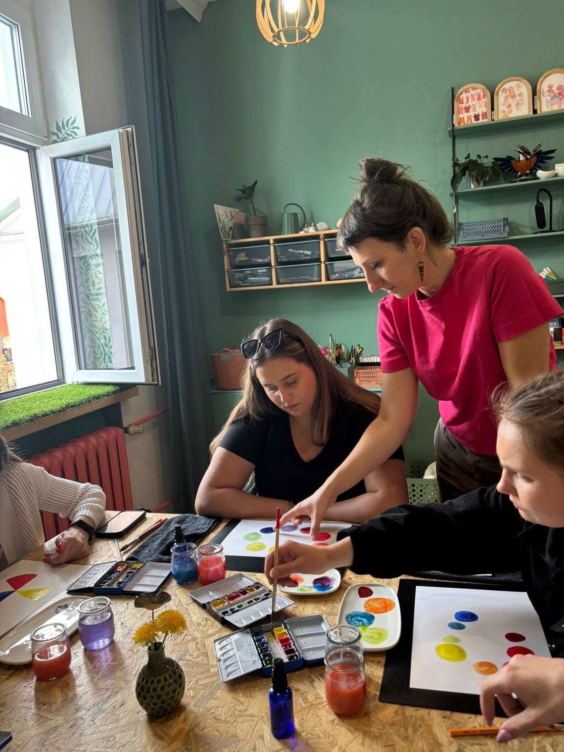 Studenci pedagogiki odkrywali tajniki akwareli podczas warsztatów w pracowni „Tararira” Studenci pedagogiki odkrywali tajniki akwareli podczas warsztatów w pracowni „Tararira”