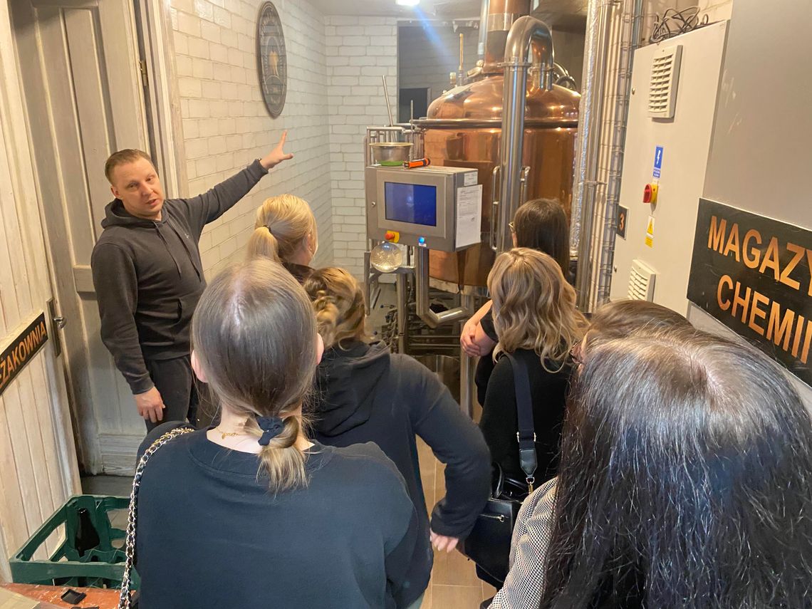 Studenci w Browarze Północnym. Zajęcia praktyczne przyszłych specjalistów od żywności