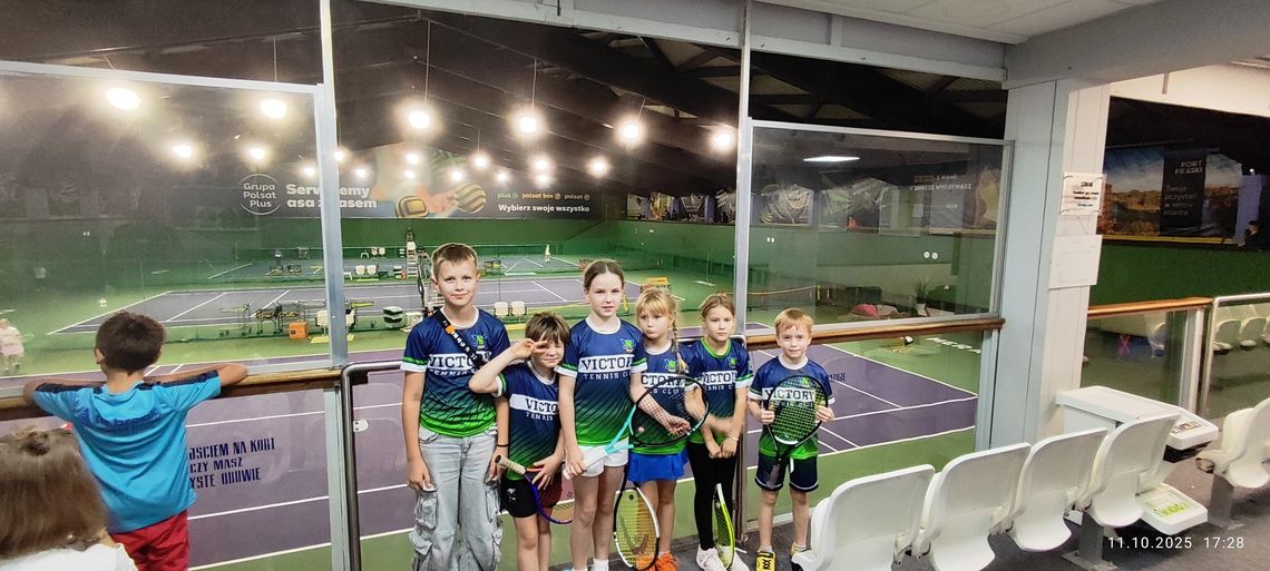 🎾 Sukces młodych tenisistów z Suwałk! Relacja z turnieju Tenis 10 „Jesień by WKT Mera Kids I” 🌟 🎾 Sukces młodych tenisistów z Suwałk! Relacja z turnieju Tenis 10 „Jesień by WKT Mera Kids I” 🌟