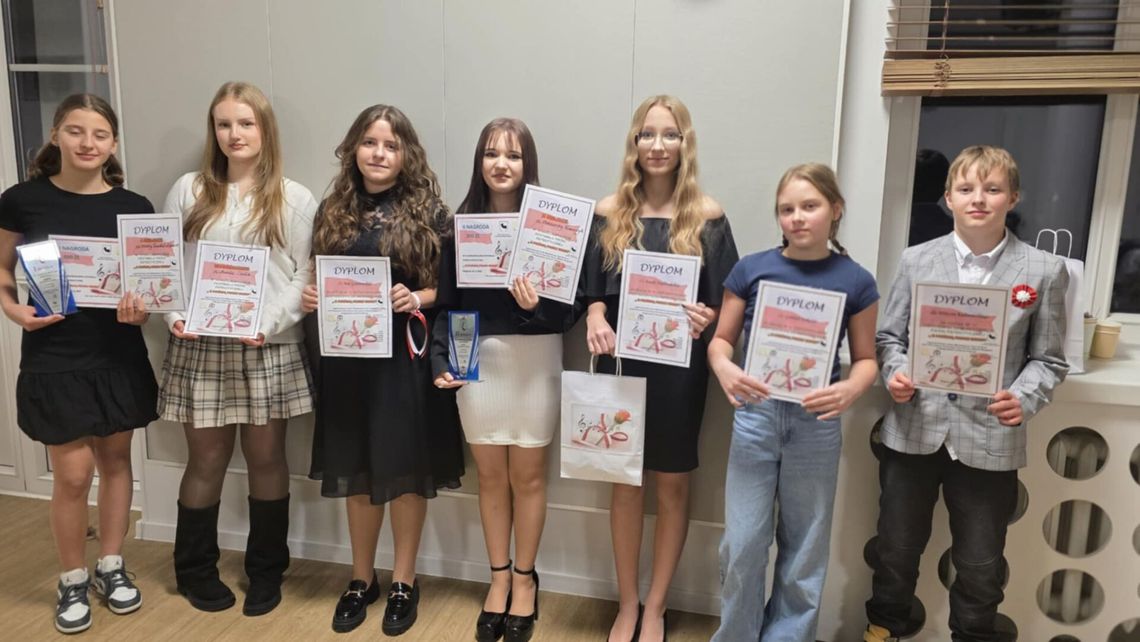 🎤 Sukcesy wokalistek Studia Piosenki „Świetlik”! Podopieczne SOK z nagrodami na ogólnopolskim festiwalu 🎤 Sukcesy wokalistek Studia Piosenki „Świetlik”! Podopieczne SOK z nagrodami na ogólnopolskim festiwalu