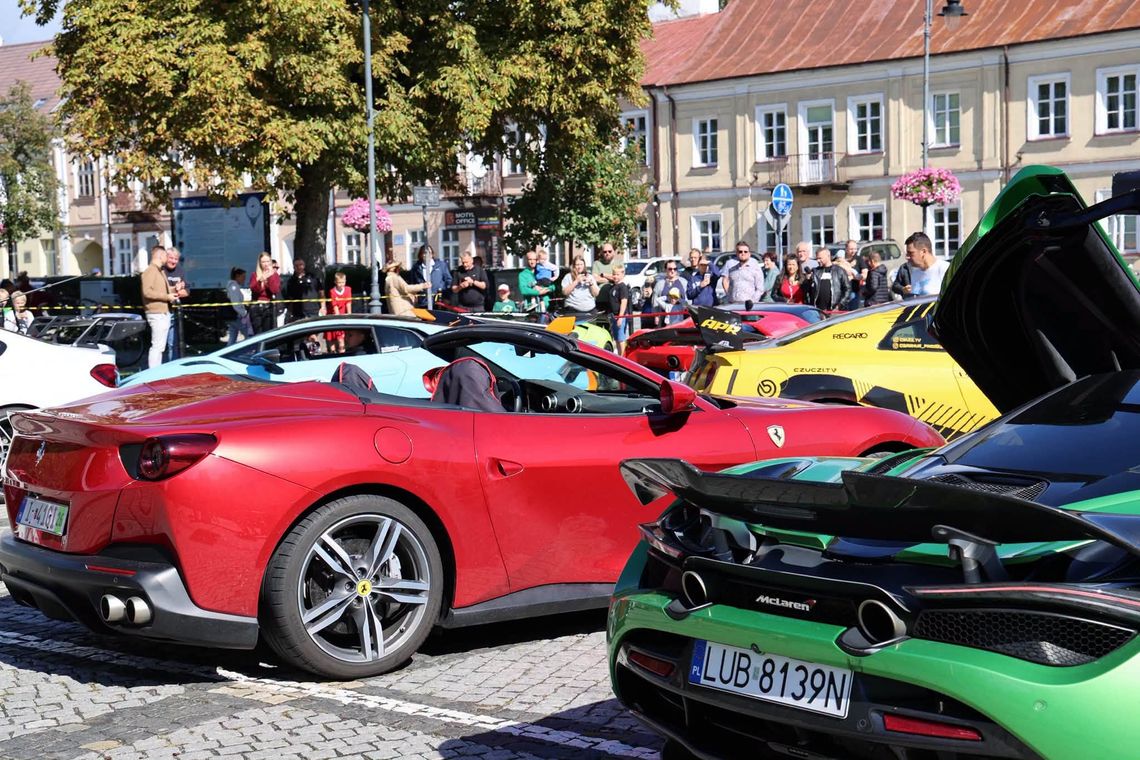Supersamochody przyciągnęły tłumy w Suwałkach. Motoryzacyjne emocje połączyły się z pomocą