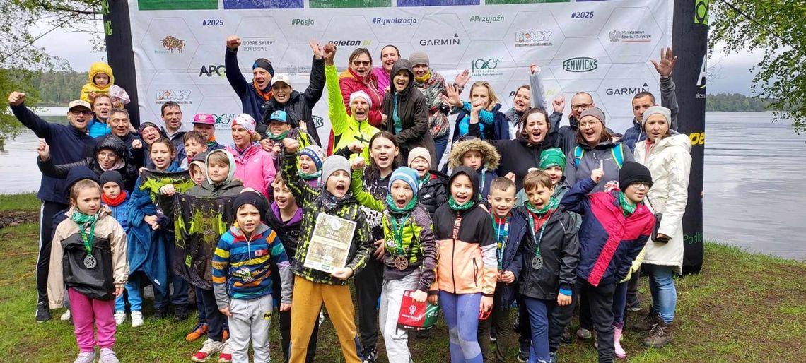 🚴 Suwalczanie błyszczą w błocie! 19 medali na Maratonie Kresowym w Augustowie!