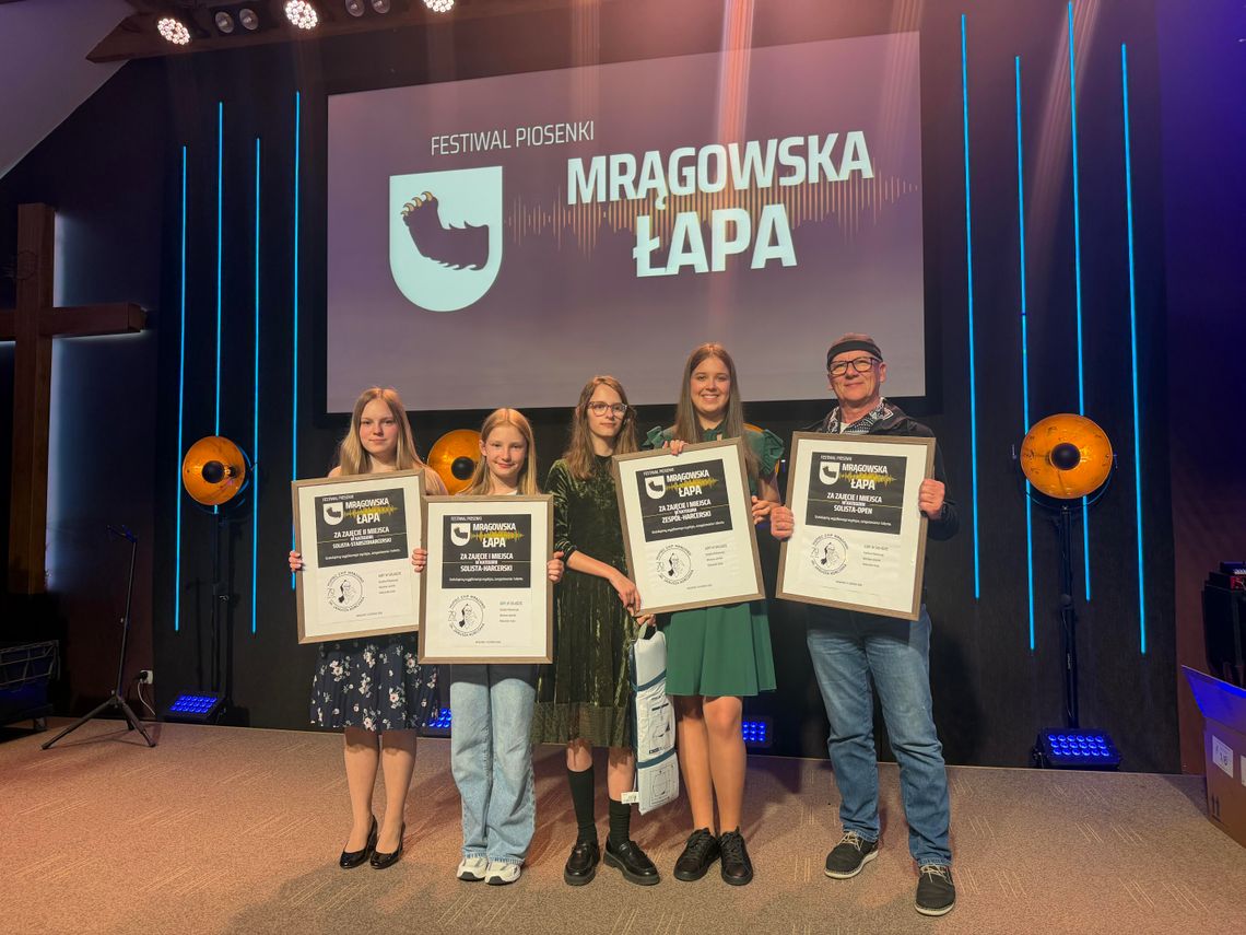 Suwalczanie podbili Mrągowo! Trzy pierwsze miejsca na Festiwalu Piosenki „Mrągowska Łapa” Suwalczanie podbili Mrągowo! Trzy pierwsze miejsca na Festiwalu Piosenki „Mrągowska Łapa”