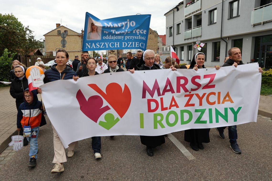 👨👩👧👦 Suwałki: Czwarty Marsz dla Życia i Rodziny przeszedł ulicami miasta 👨👩👧👦 Suwałki: Czwarty Marsz dla Życia i Rodziny przeszedł ulicami miasta