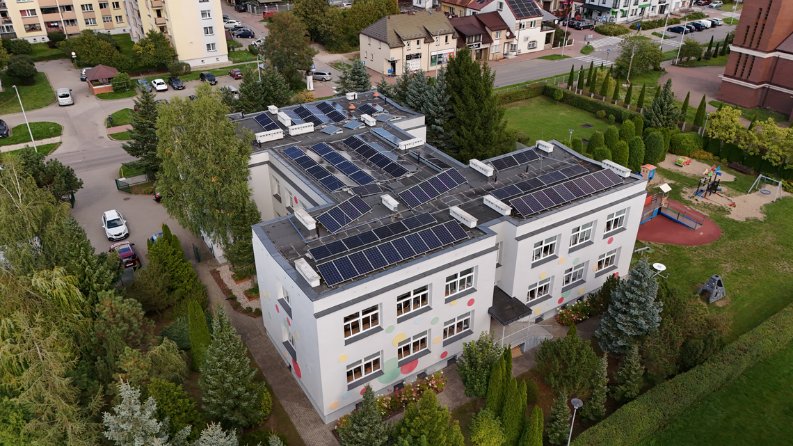 Suwałki inwestują w energię ze słońca. Powstaną instalacje fotowoltaiczne i magazyny energii Suwałki inwestują w energię ze słońca. Powstaną instalacje fotowoltaiczne i magazyny energii