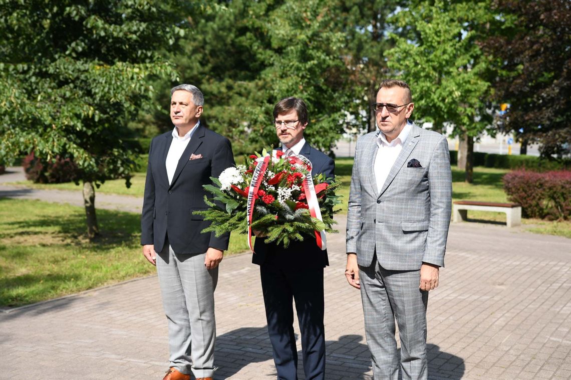 Suwałki oddały hołd Powstańcom Warszawskim. Przedstawiciele miasta złożyli kwiaty Suwałki oddały hołd Powstańcom Warszawskim. Przedstawiciele miasta złożyli kwiaty