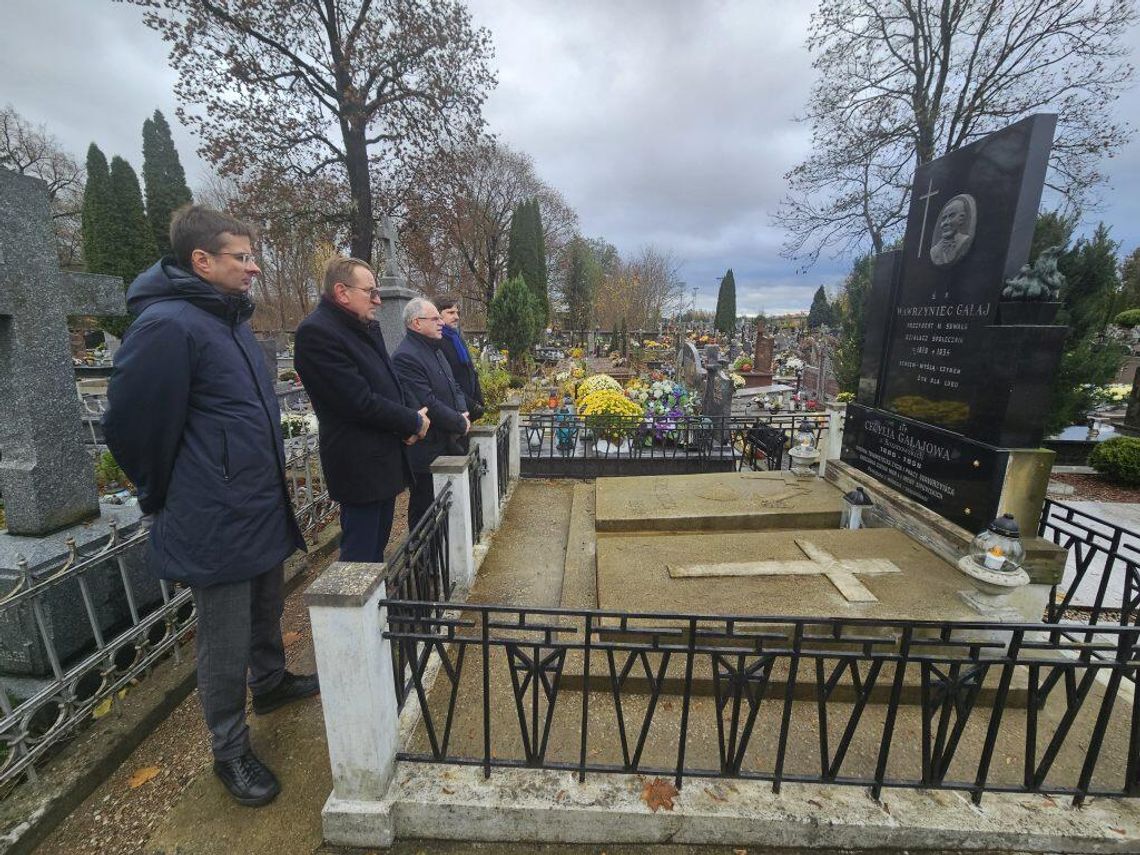 🕯️ Suwałki pamiętają o swoich zasłużonych – władze miasta odwiedziły groby wybitnych Suwalczan