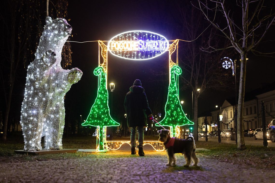 ✨🎄 Suwałki przed świętami lśnią coraz mocniej! Gigantyczne bombki, nowe iluminacje i wielkie rozświetlenie miasta już 6 grudnia
