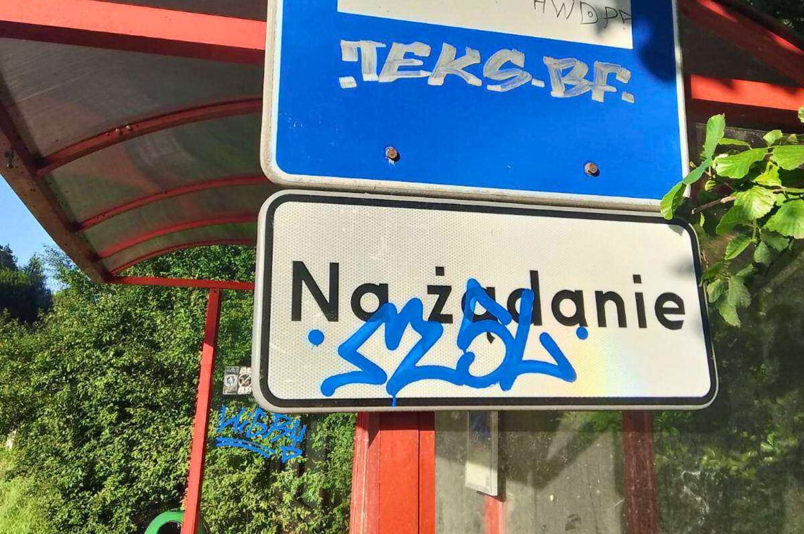 Suwałki walczą z wandalizmem! Zniszczone znaki, ławki i kosze to nasz wspólny problem 🚫