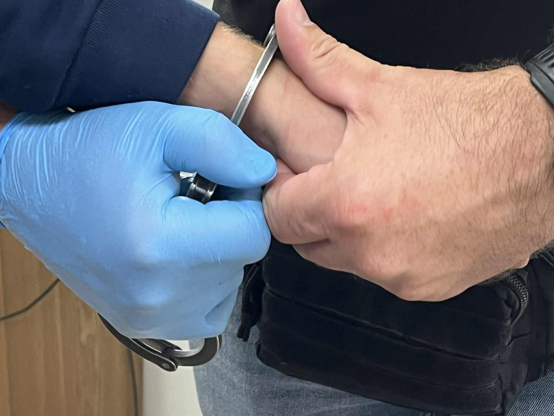 🚔 Suwalscy policjanci zatrzymali 5 osób poszukiwanych. Wśród nich 63-latka skazana za znęcanie się