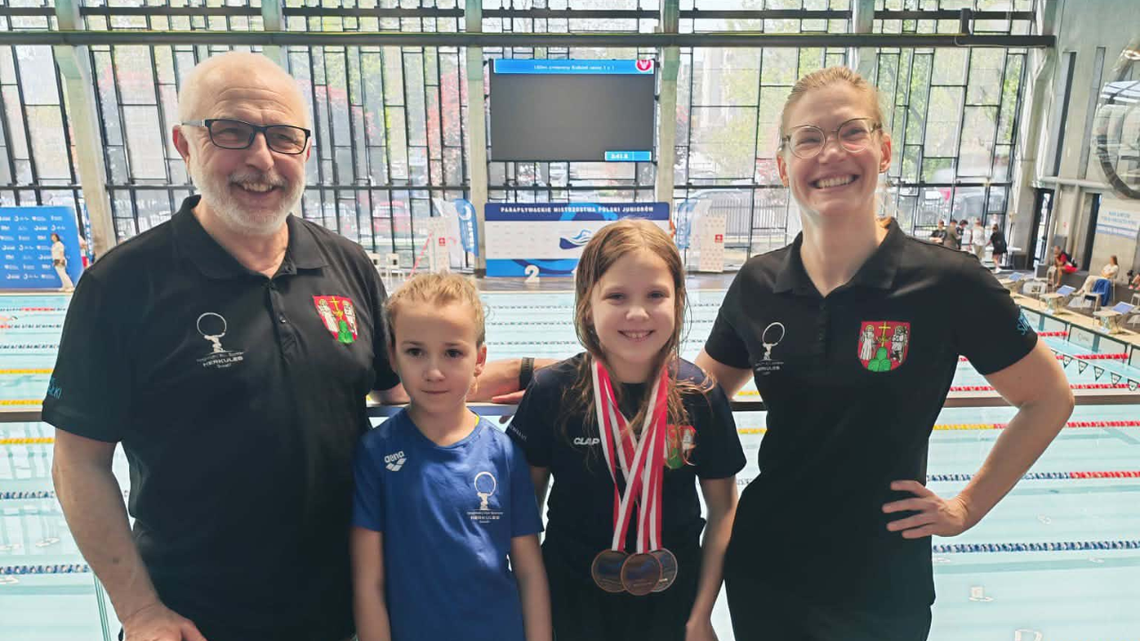 Suwalskie pływaczki z medalami mistrzostw Polski! Wielki sukces IKS „Herkules” 🏊‍♀️🏆