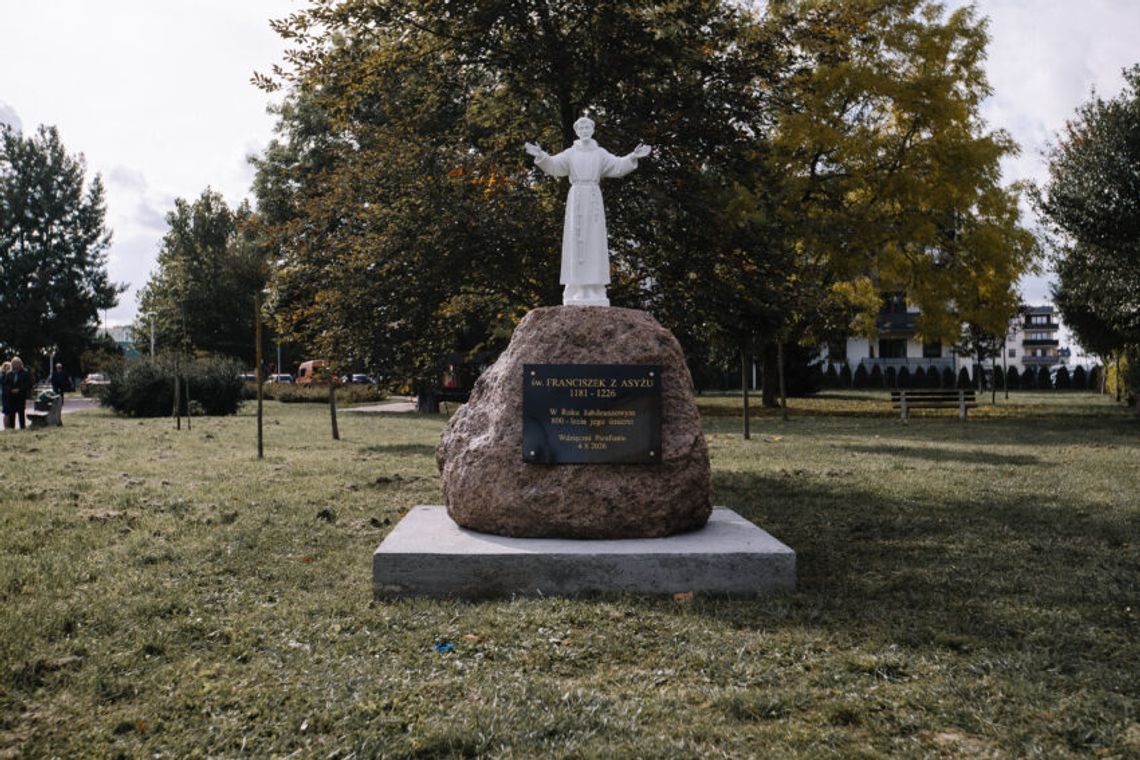 Św. Franciszek w Suwałkach. Poświęcono rondo i figurę patrona Św. Franciszek w Suwałkach. Poświęcono rondo i figurę patrona
