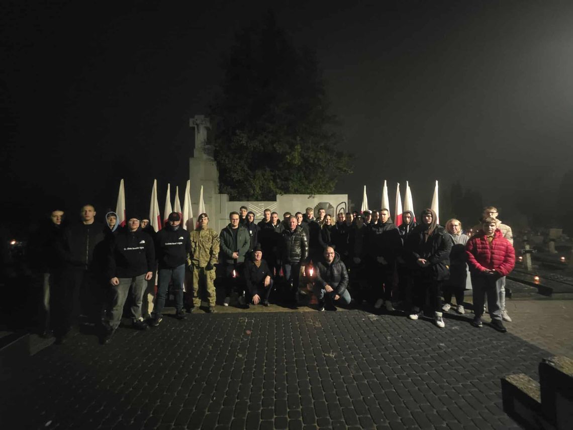 Światło Pamięci Niezwyciężonym – hołd Zespołu Szkół nr 6 dla Bohaterów Niepodległej Światło Pamięci Niezwyciężonym – hołd Zespołu Szkół nr 6 dla Bohaterów Niepodległej