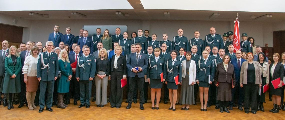 Światowy Dzień Celnictwa w podlaskiej KAS. Odznaczenia, medale i 32 awanse 🎖️