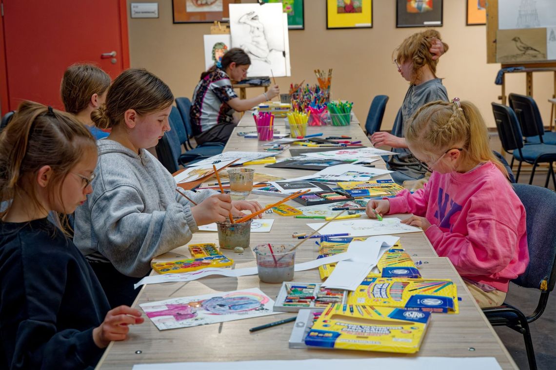 Światowy Dzień Sztuki w Suwałkach – twórcze spotkanie pełne inspiracji