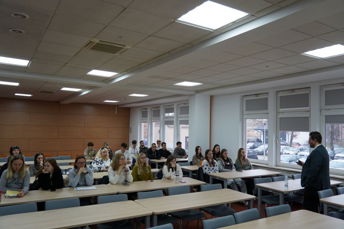 Światowy Tydzień Przedsiębiorczości w Suwałkach. Młodzi odkrywają karierę, dyplomację i fundusze