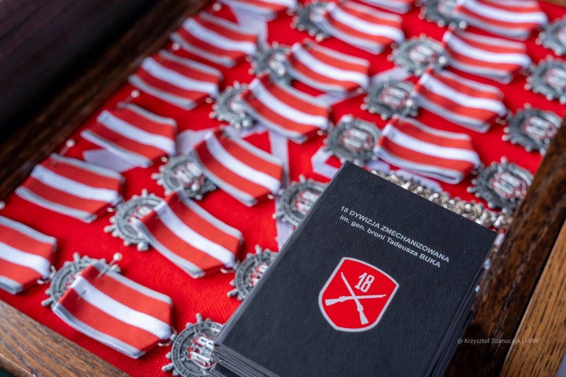 Święto Żelaznej Dywizji w Łomży. Komendant podlaskiej Straży Granicznej z pamiątkowym medalem Święto Żelaznej Dywizji w Łomży. Komendant podlaskiej Straży Granicznej z pamiątkowym medalem