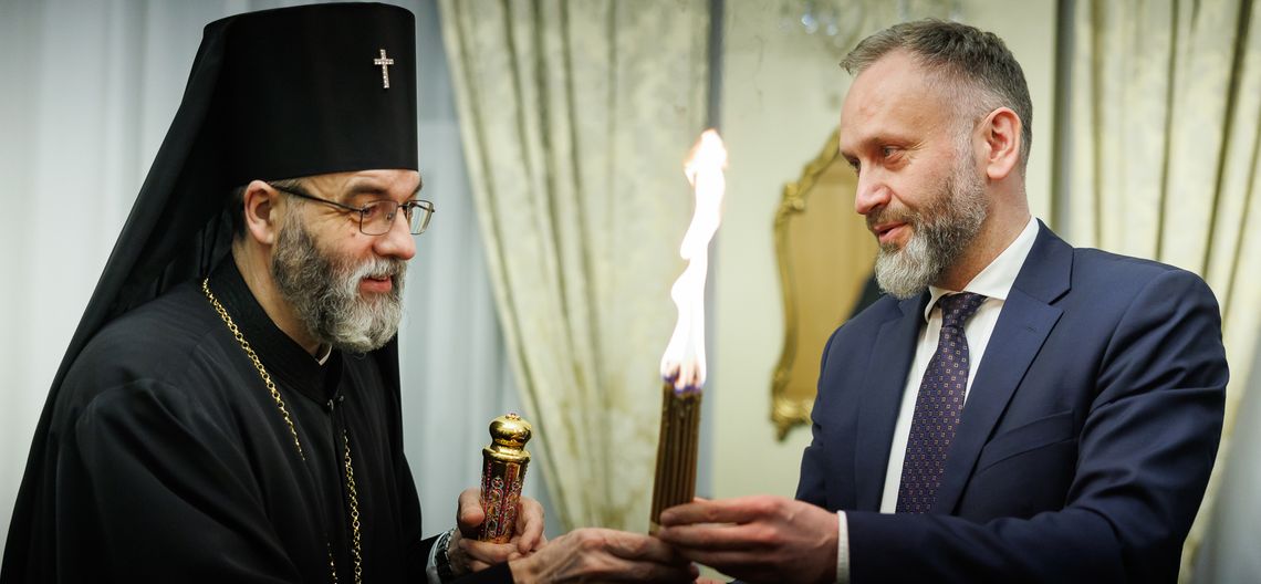 Święty Ogień z Jerozolimy dotarł do Polski. Uroczystości w Białymstoku