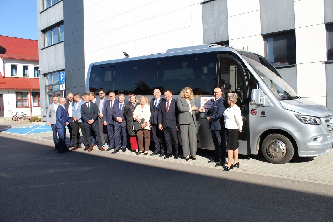 Symboliczne przekazanie autobusu dla uczniów Gminy Raczki! 🚍✨ Symboliczne przekazanie autobusu dla uczniów Gminy Raczki! 🚍✨