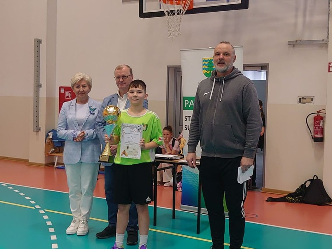 Szkoła z Nowej Wsi najlepsza w powiecie. Młodzi piłkarze zdobyli Puchar Starosty Szkoła z Nowej Wsi najlepsza w powiecie. Młodzi piłkarze zdobyli Puchar Starosty