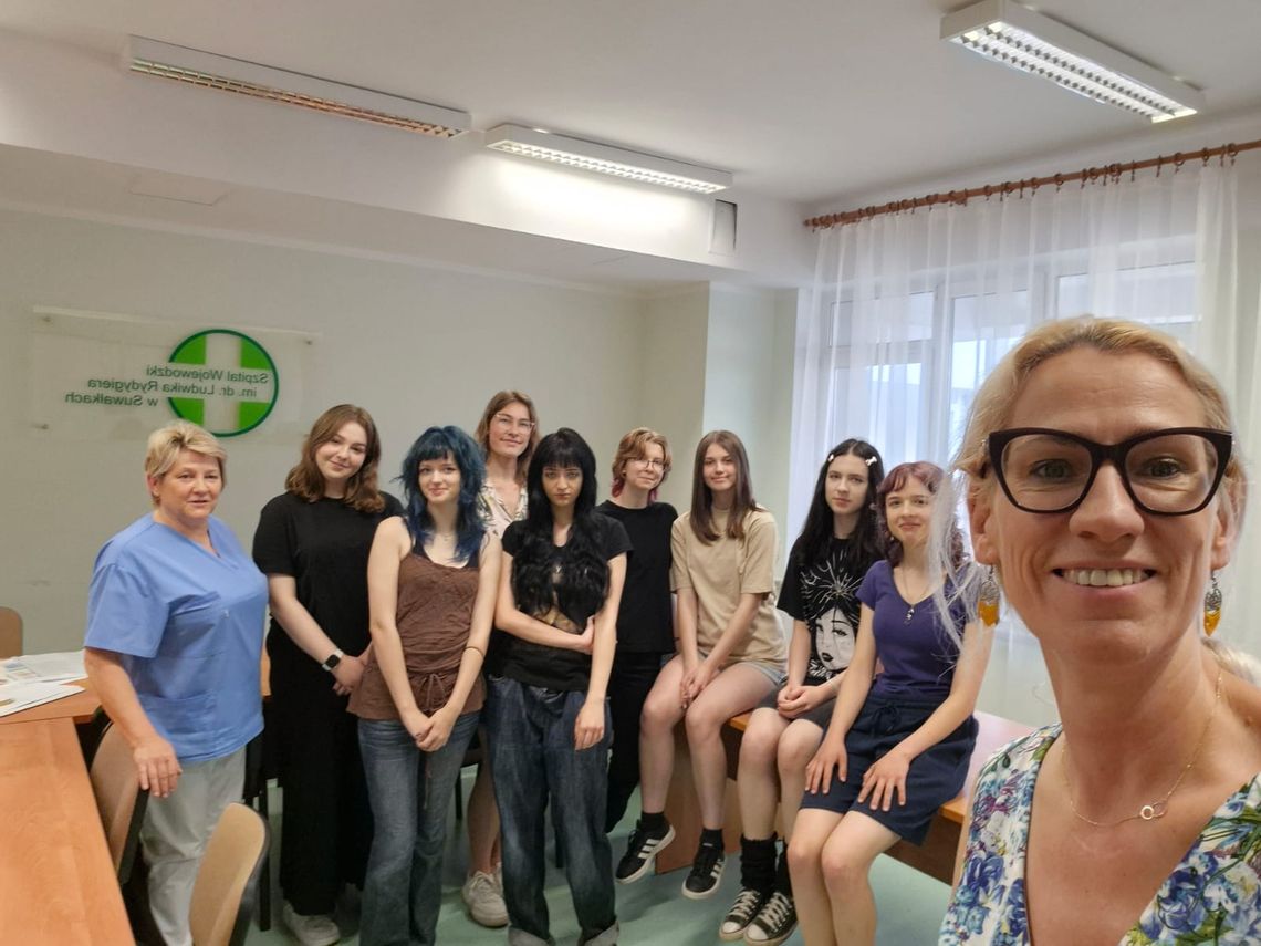 Tam, gdzie uśmiech leczy – wolontariusze w suwalskim szpitalu