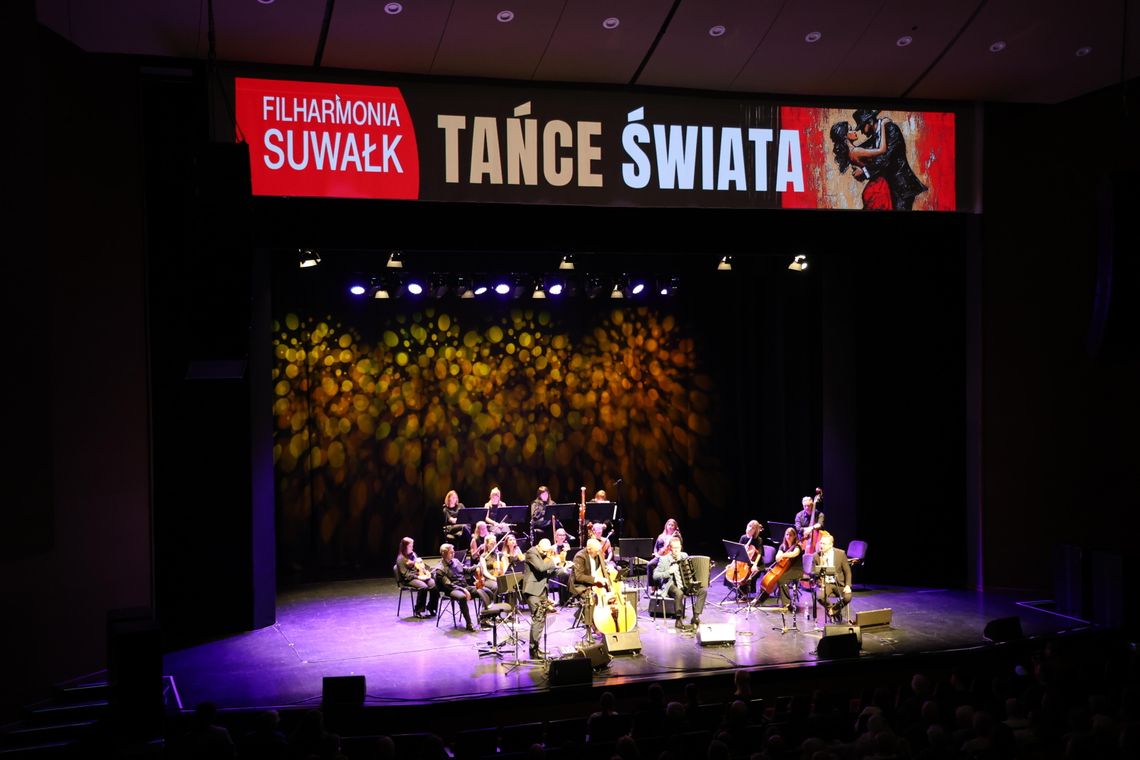 „Tańce świata” porwały publiczność. Suwalska Orkiestra Kameralna i Zagan Acoustic w wyjątkowym koncercie