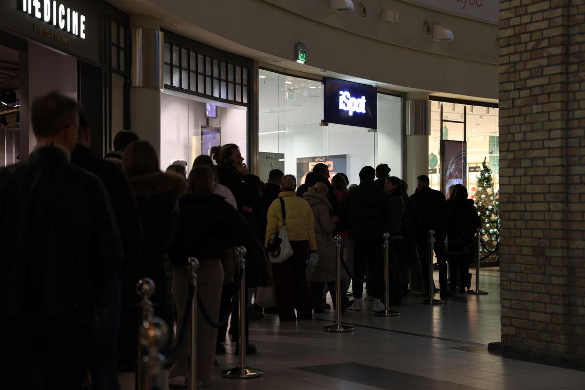 Tłumy na otwarciu pierwszego iSpotu w Suwałkach 🍎 Tłumy na otwarciu pierwszego iSpotu w Suwałkach 🍎