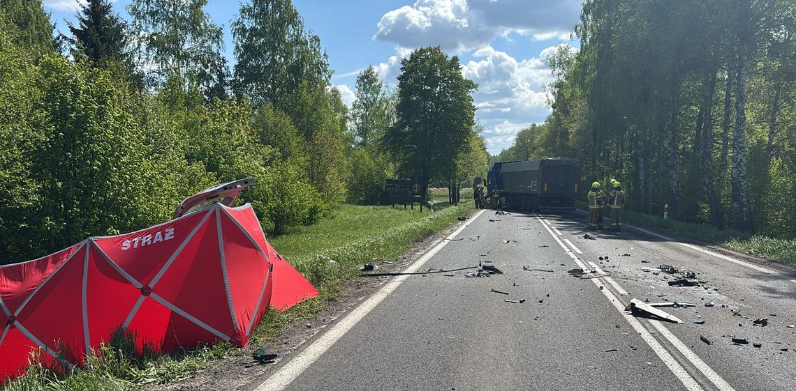 Tragiczny wypadek na DK8: nie żyje kierowca mercedesa po zderzeniu z ciężarówką