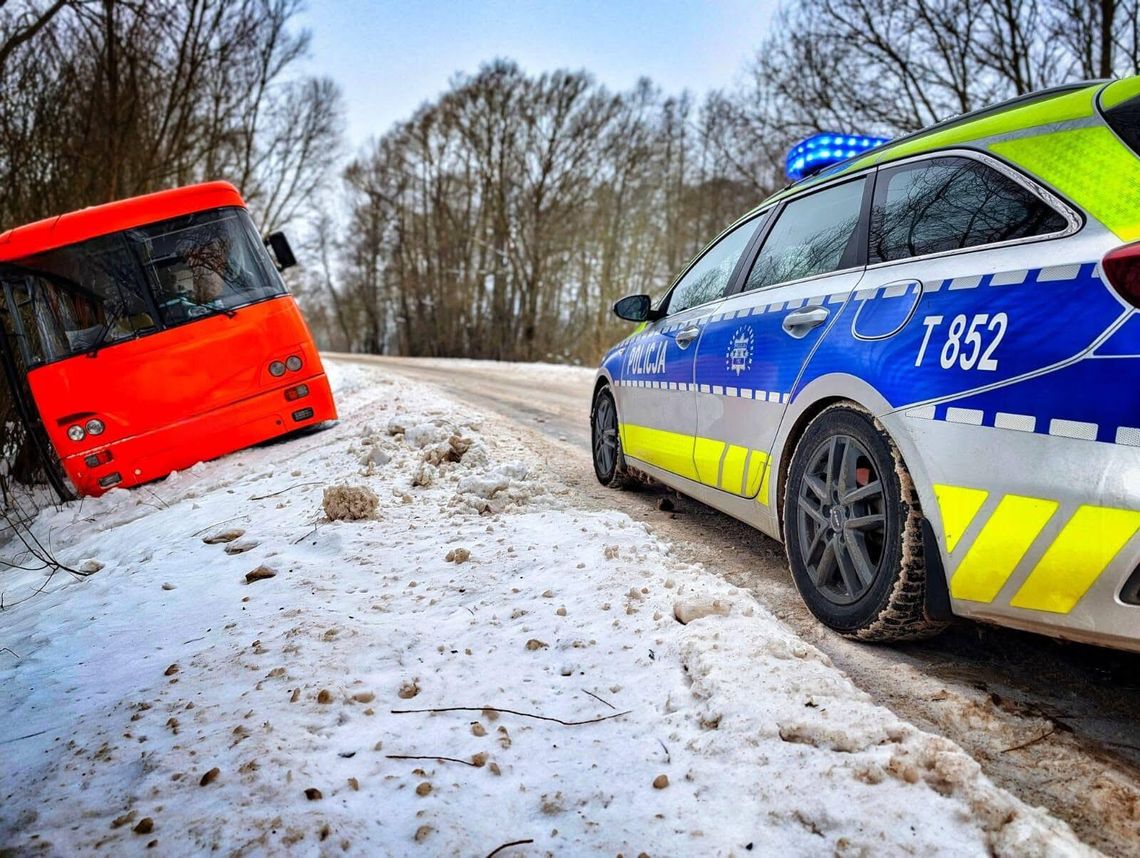 Trudne warunki na drogach. Autobus wjechał do rowu w Przerośli Gołdapskiej