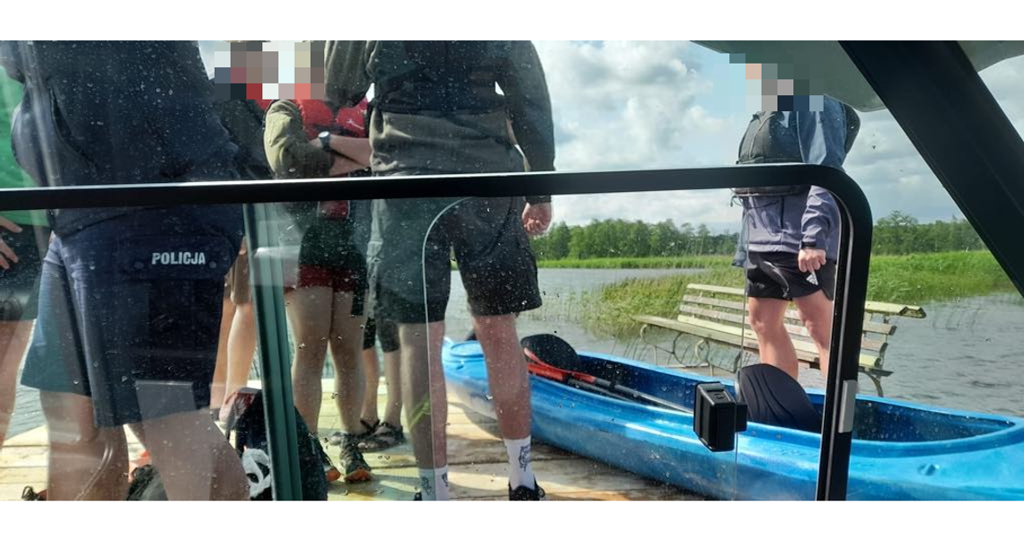 🌊 Trudne warunki na Wigrach! Policjanci i WOPR ratowali kajakarzy podczas nagłego załamania pogody