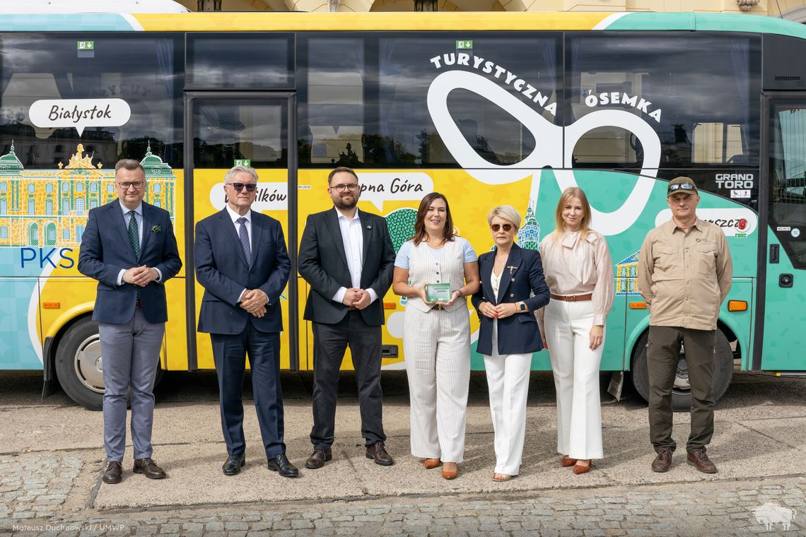 🚌 „Turystyczna Ósemka” wraca na wakacje. Nowa trasa pozwoli odkryć najpiękniejsze zakątki Suwalszczyzny 🚌 „Turystyczna Ósemka” wraca na wakacje. Nowa trasa pozwoli odkryć najpiękniejsze zakątki Suwalszczyzny