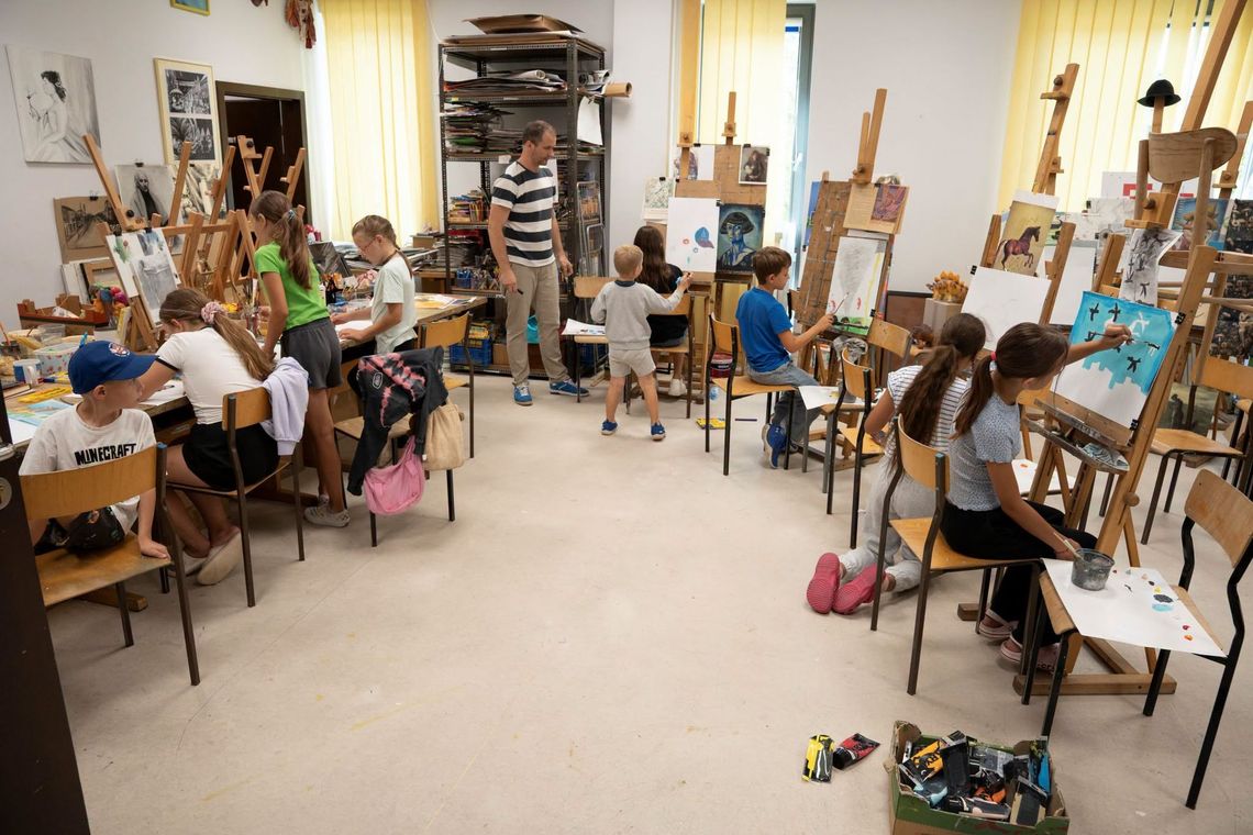 Twórcze Wakacyjne Laboratorium. Mali artyści zamienili ekrany na farby i kredki Twórcze Wakacyjne Laboratorium. Mali artyści zamienili ekrany na farby i kredki