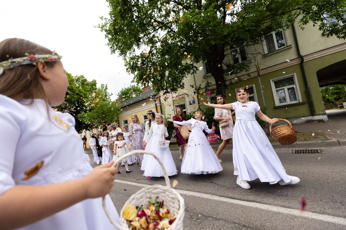 🙏 Tysiące wiernych przeszły ulicami Suwałk. Uroczystości Bożego Ciała w parafii św. Aleksandra