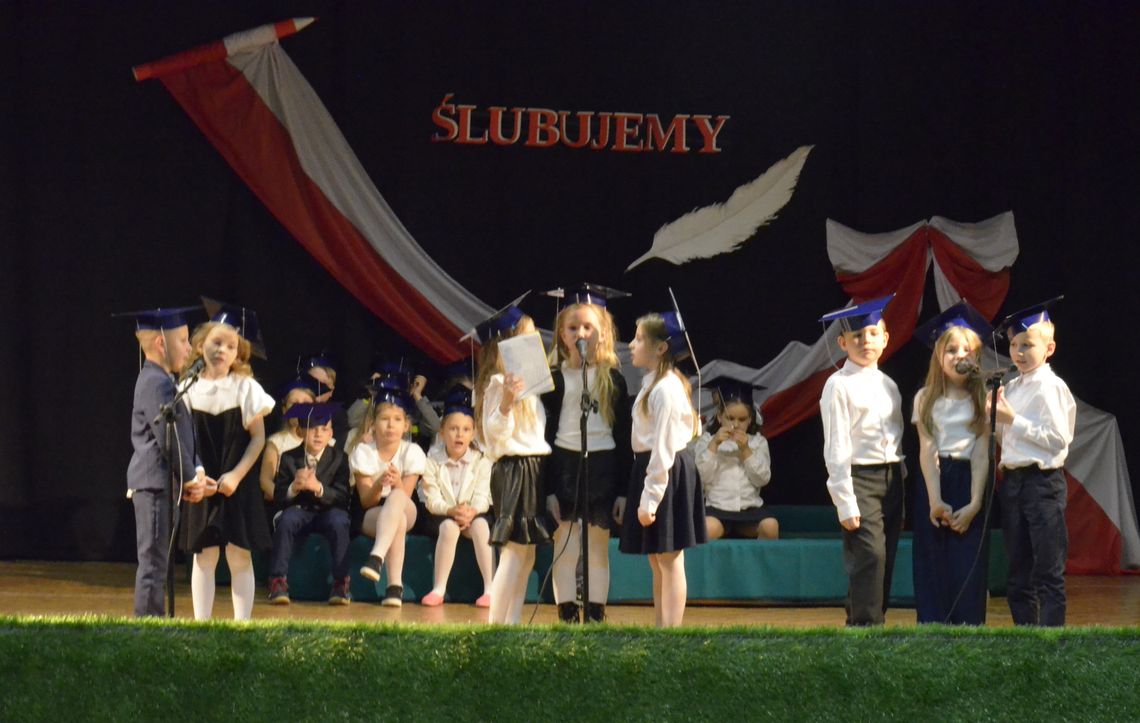 Uczniowie klas pierwszych oficjalnie dołączyli do „Szczęśliwej Siódemki”! Piękne ślubowanie w SP7