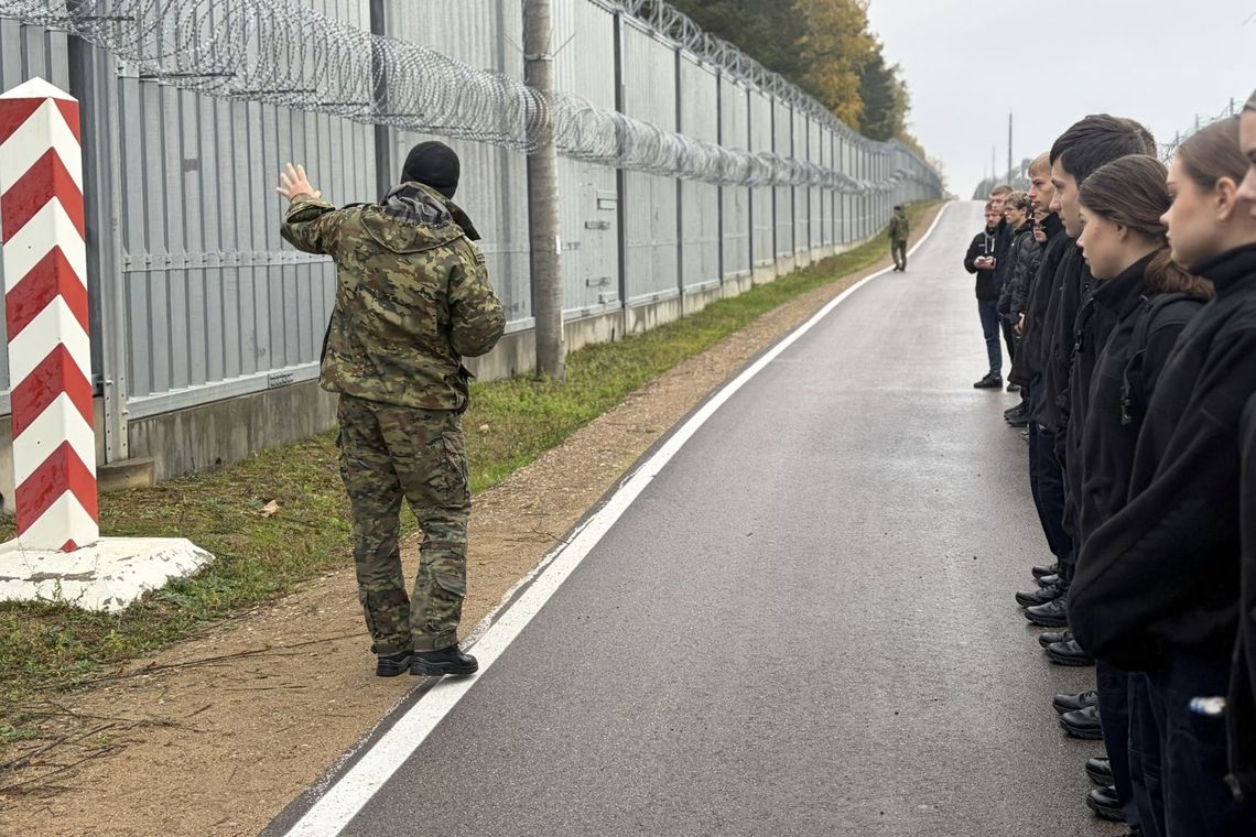 Uczniowie z Augustowa zobaczyli zaporę na granicy polsko-białoruskiej. Poznali kulisy służby